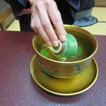 料亭 金鍋 - 懐石の席、女将に盃洗(杯洗)を習う