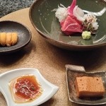 六雁 - お造り　鯛 鮪赤身+烏賊 雲丹
      