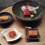 六雁 - お造り　鯛 鮪赤身+烏賊 雲丹
      