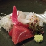 六雁 - お造り　鯛 鮪赤身+烏賊 
      