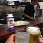 ラーメン神山 - H.27.8.14.夜 黒霧島ロック 380円 vs 生ビール 300円 de 乾杯♪ の向こう側にY店長【掲載許諾済】