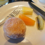グランドプリンスホテル - 小豆ドーナツとフルーツ