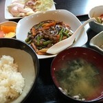 Shinki - 定食；小鉢2つ、お味噌汁、フルーツ付きで690円