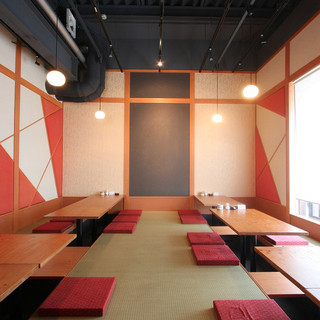 [The private room is a stylish space that can be used for banquets or groups]