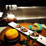 日本料理　彩 - 帆立の燻製 いぶりがっこ　カマンベールチーズ　アボガド　林檎の霙掛け合鴨ロース煮　金柑とバルサミコのソース　マスタードスプラウト柚子釜の雲子玉〆