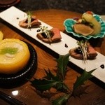日本料理　彩 - 帆立の燻製 いぶりがっこ　カマンベールチーズ　アボガド　林檎の霙掛け合鴨ロース煮　金柑とバルサミコのソース　マスタードスプラウト柚子釜の雲子玉〆