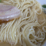 gansoshimesanyoukenyokaro - 麺は細麺ストレート。ボリュームもありますね。