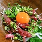 個室居酒屋 座楽 - 馬刺しユッケ。鮮度はもちろん味のバランスが大変良い。