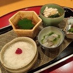 付きだし(金針菜の金山寺味噌のせ、細魚とキュウリの塩麹、とろろソーメン 梅、菊菜となめたけ、付きだし　金針菜の金山寺味噌のせ、鱈の白子とほうれん草)