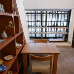 Umezono Kafe Ando Gyarari - 1階テーブル席