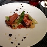 豚肉（黒ニンニクソースと白ニンニクソースを添えて）