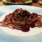 ラ ロッチャ - パスタ（ビーツのパスタ＆牛テール）
