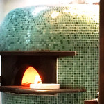 ピッツェリア ダル リッチョロ - 店内に有るタイル張りドーム型の薪窯