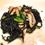 ピッツェリア ダル リッチョロ - 淡路産イワシのソース×イカスミのタリオリーニ(シェアサイズ)