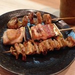 和鶏屋 - H.27.8.16.夜 かっぱ軟骨 140円税別・ねぎま(塩) 140円税別・皮(塩) 140円税別