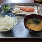 たつみ食堂 - ごはん小　170円 + 味噌汁 100円 + さけ焼き 270円