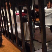 加藤牛肉店シブツウ - 内装はいいんだけど赤いソファが微妙