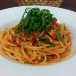 ヴィア トスカネッラ - スパゲッティ 小ヤリイカのラグー トマトソース 大葉風味（横から）（2015.11）