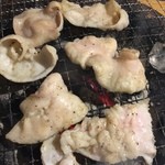 桑名とんちゃん ぶたの道 - 名物しおとんちゃん七輪焼き状況
