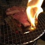 桑名とんちゃん ぶたの道 - 豚ロース（塩）の七輪焼き状況（ファイアしてます）