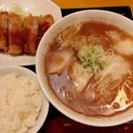 花の木 - とんかつ定食897円