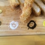 かつサンド工房 PANTON - 備え付けの黒胡椒、塩、黒七味、からし【料理】 