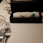 インカント - いやぁ。久しぶり！でもいつものテーブルセッティング。