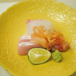 赤坂 詠月 - 淡路の鯛、金沢の鰤（ぶり）、福岡の赤貝のお造り