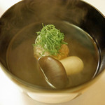 赤坂 詠月 - ミンチにした鶉団子のスープ仕立て（鶉の炊き寄せ）のお椀、京都丹波産の大黒しめじを添えて