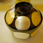 赤坂 詠月 - 金箔と銀箔の"まさご"を黒漆器に蒔（ま）き、金で太陽、銀で月を表現している日月椀(じつげつわん)