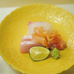 赤坂 詠月 - 淡路の鯛、金沢の鰤（ぶり）、福岡の赤貝のお造り