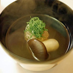 赤坂 詠月 - ミンチにした鶉団子のスープ仕立て（鶉の炊き寄せ）のお椀、京都丹波産の大黒しめじを添えて
