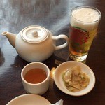 TaiKouRou - ポット入りのお茶と搾菜、。勿論、ビールも（笑）