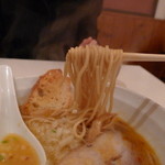 はりけんラーメン - 醤油と溶け合う濃厚鶏白湯に、菅野製麺のものと思われる中太麺。