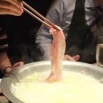 コラーゲンしゃぶしゃぶとワイン GINZA春夏秋豚 - 新鮮なので数秒しゃぶしゃぶでいけちゃいます