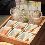 コラーゲンしゃぶしゃぶとワイン GINZA春夏秋豚 - 3種類のソルトや、6種類の薬味で自分好みの味わいに