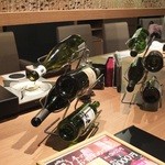 コラーゲンしゃぶしゃぶとワイン GINZA春夏秋豚 - ワインボトルがいたるところに
