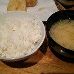 串天ぷら　段々屋 - ご飯（おかわり自由）としじみの味噌汁