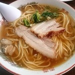 かどや食堂 - ほんのりとんこつの香りがするコクのあるスープ、化調に侵されてない分素人にはこの中華そばの良さはわかるまい