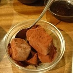 塩ホルモン・炭火焼肉 小澤商店 秀 - 生チョコアイス。自家製かなぁ？