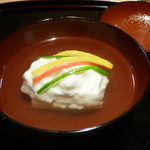 弧玖 - 椀物　蟹のしんじょの下には玉子豆腐が隠れています