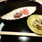 弧玖 - お食事　香の物と一緒に一口サイズの山形牛の炙り　手前は松葉蟹の身と味噌を和えた物