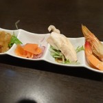 Kamakura Yamashita Hanten - 料理長おすすめ前菜4種（くらげ・蒸し鶏・海老・スモークサーモン）　