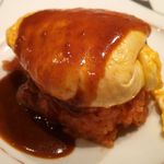 鉄板で作られたオムライス