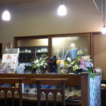 ヤマナカ カフェ - お花のアレンジメントがお店の雰囲気と合って素敵です！