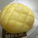 ヨコハマメロンパン - ヨコハマメロンパン（税込180円）。感動するほどおいしいわけでもないが、まあこの値段なら妥当かと。