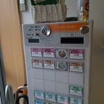 麺饗 松韻 - 2015年12月食券機の上にメガネ拭きありました