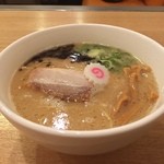 カーザ ルカ - ラー博は俺の社員食堂。  ミラノとんこつラーメソ！  なるとがキュート♡  今日は修学旅行生が多かったな。というわけで、平日ランチタイムにしては混んでいたラー博。