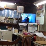 甘党ゆかり - テレビの横、暖簾の奥が厨房のようです。なぜか洗濯機もｗ