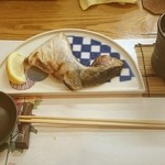 居酒屋 らくがき - 鰤カマの塩焼き、焼酎ロック(藏の師魂)
